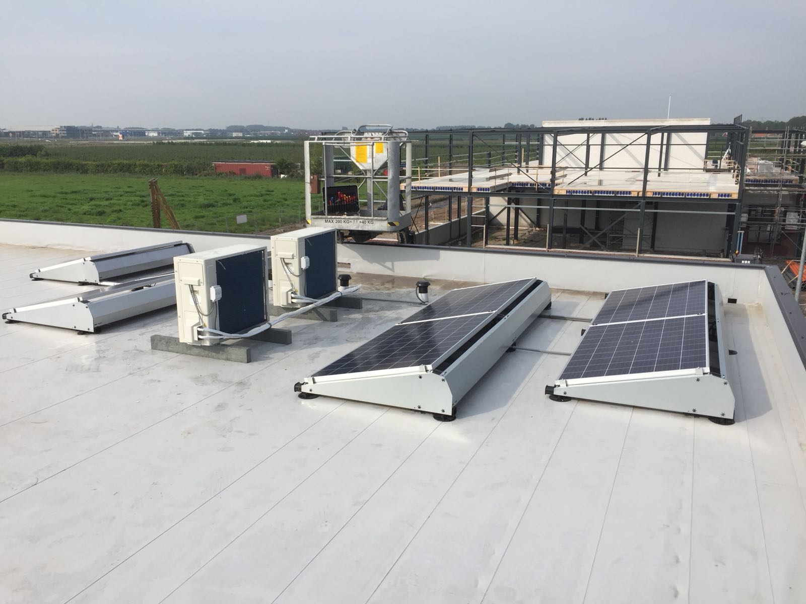 Buitenunits lucht/lucht warmtepomp Buitenunits lucht/lucht warmtepomp Bedrijventerrein Hoorn