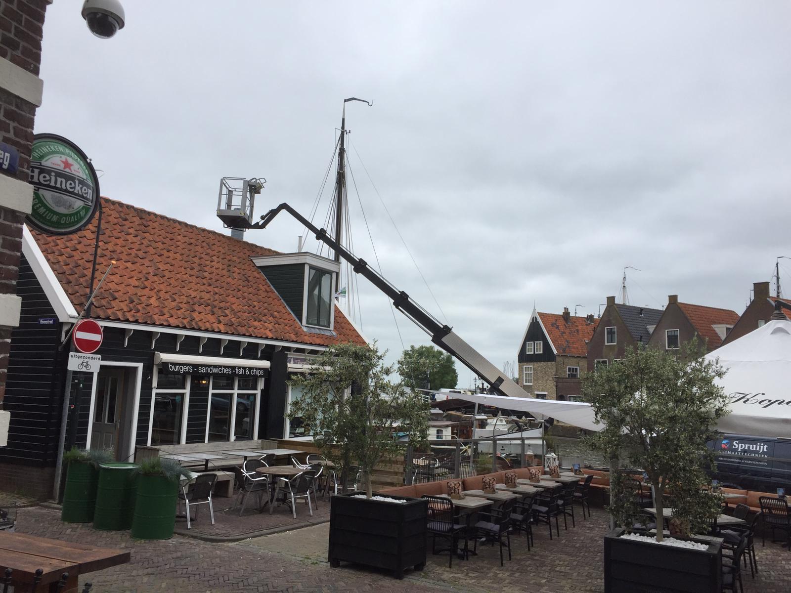 Spruijt Klimaat - hoogwerker dak buiten unit airco Monnickendam snackbar Spruijt Klimaat