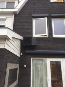 Zwart gespoten airco buiten unit wognum Spruijt Klimaat Spruijt Klimaat - Zwart gespoten airco buiten unit wognum Spruijt Klimaat