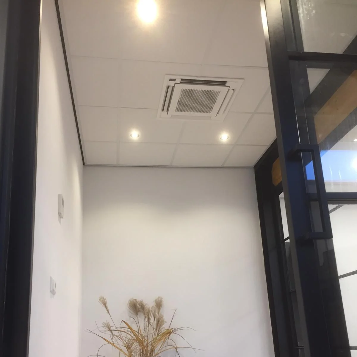 De Rijp plafondinbouw unit airco kantoor Spruijt Klimaat - De Rijp plafondinbouw unit airco kantoor