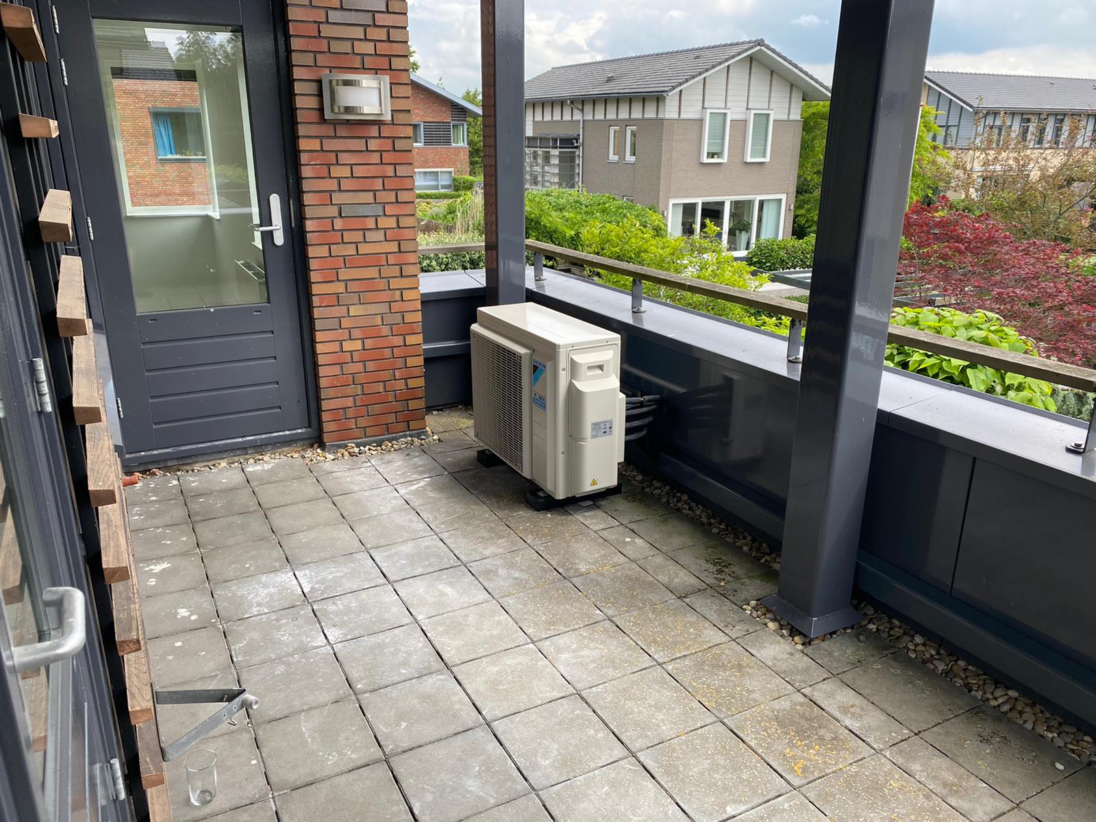 Airco unit op balkon