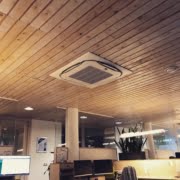 Installatie plafondmodel airco bij woonstichting in Hoord Scharwoude