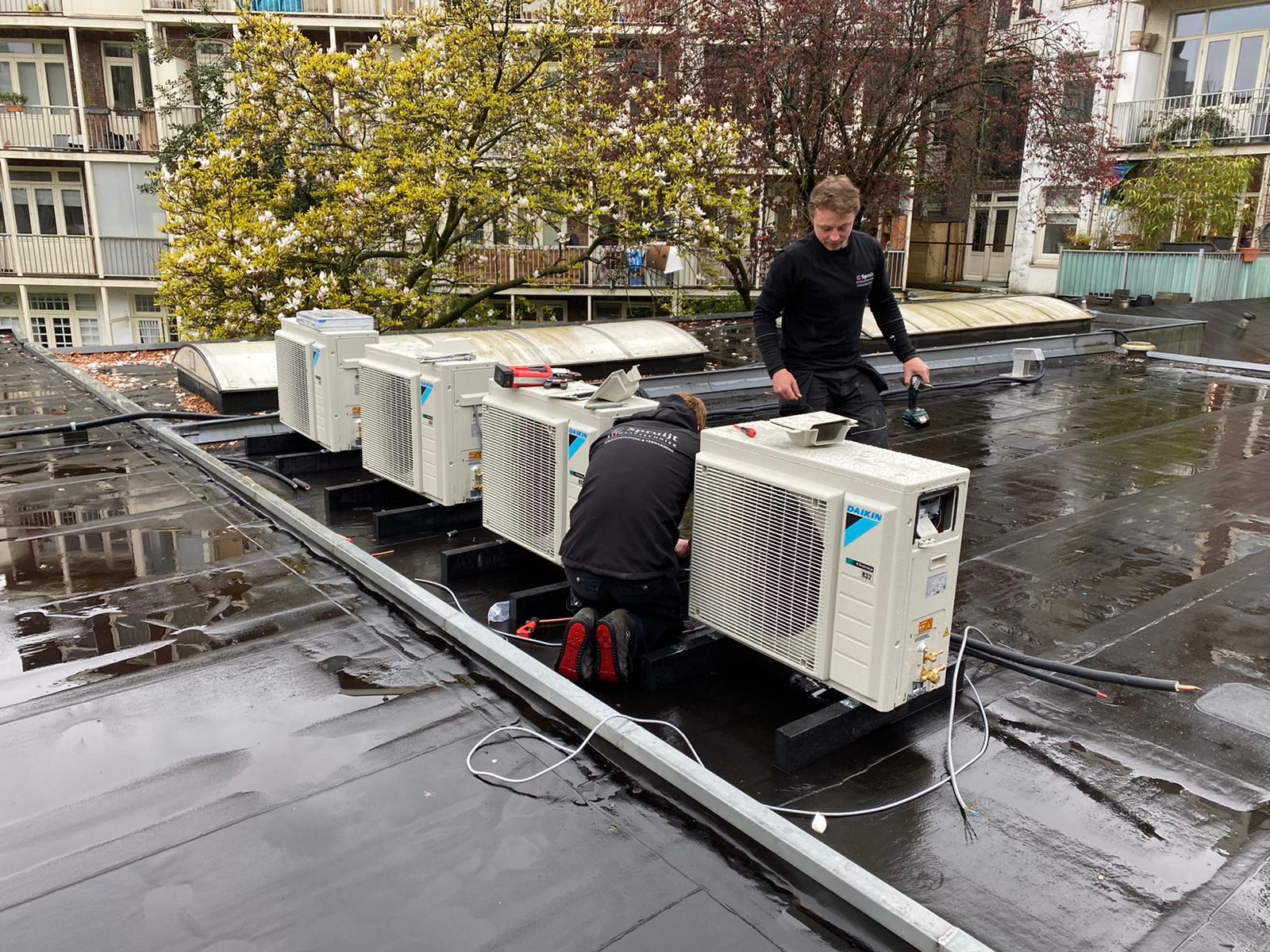 Plaatsing airco op het dak van woning