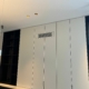Maatwerk van een ingebouwde airconditioning en vloermodel in gerenoveerde woning