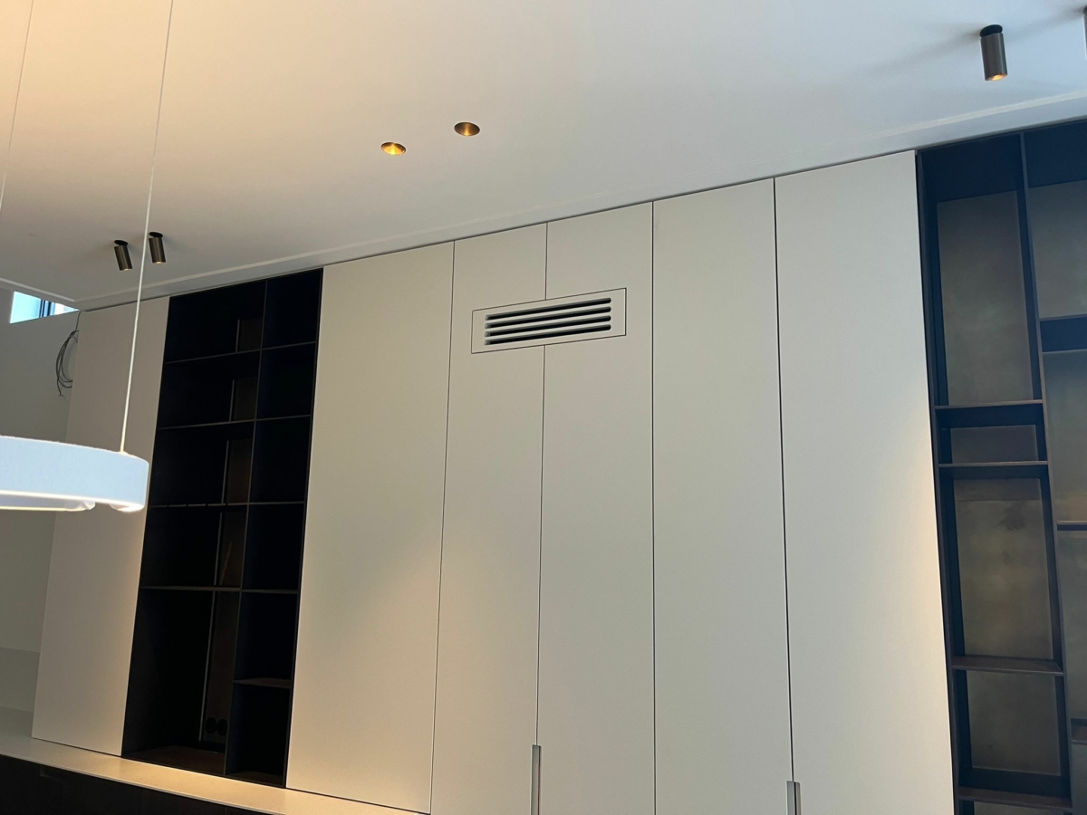 Maatwerk van een ingebouwde airconditioning en vloermodel in gerenoveerde woning
