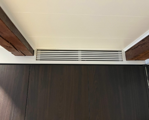 Ingebouwde airco en vloermodel in gerenoveerde woning
