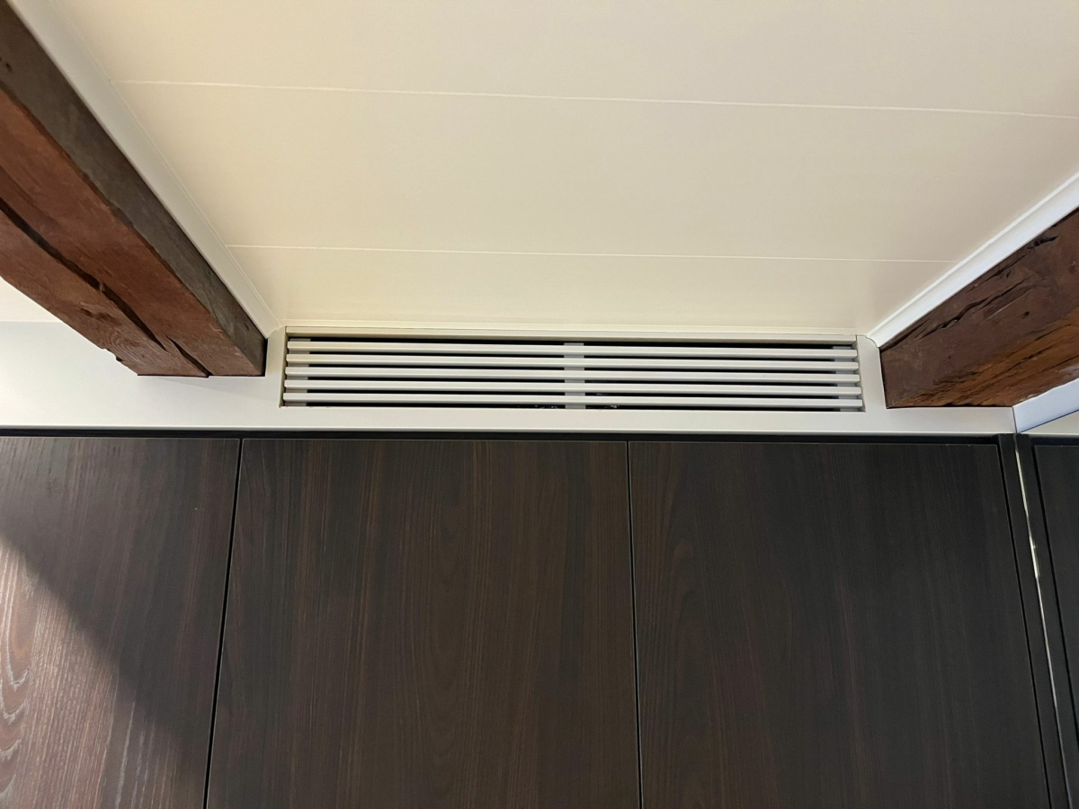 Ingebouwde airco en vloermodel in gerenoveerde woning