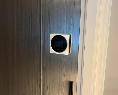 Ingebouwde airconditioning en vloermodel in gerenoveerde woning