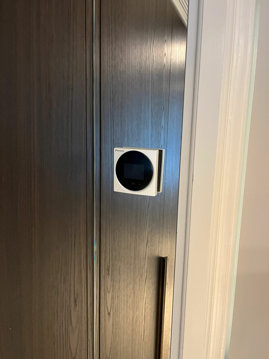 Ingebouwde airconditioning en vloermodel in gerenoveerde woning